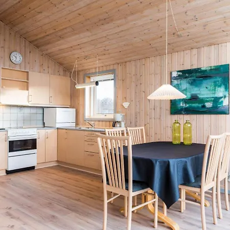 4 Person In Henne Tatil Evi