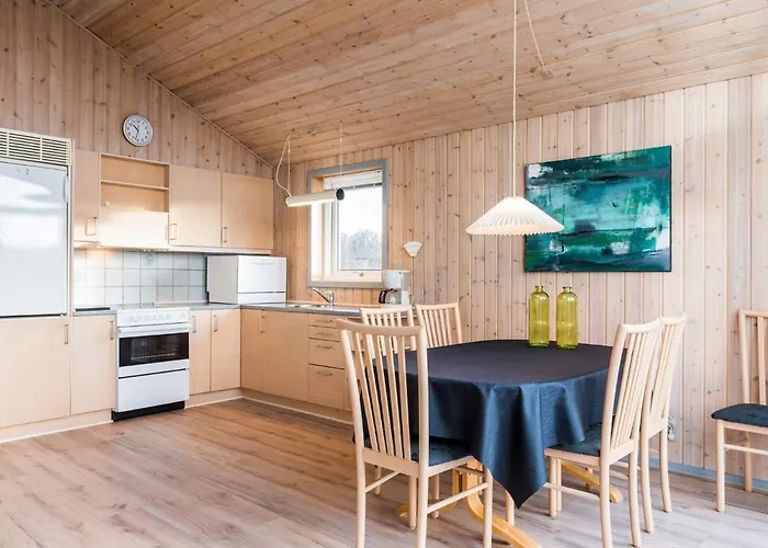 4 Person In Henne Feriehus